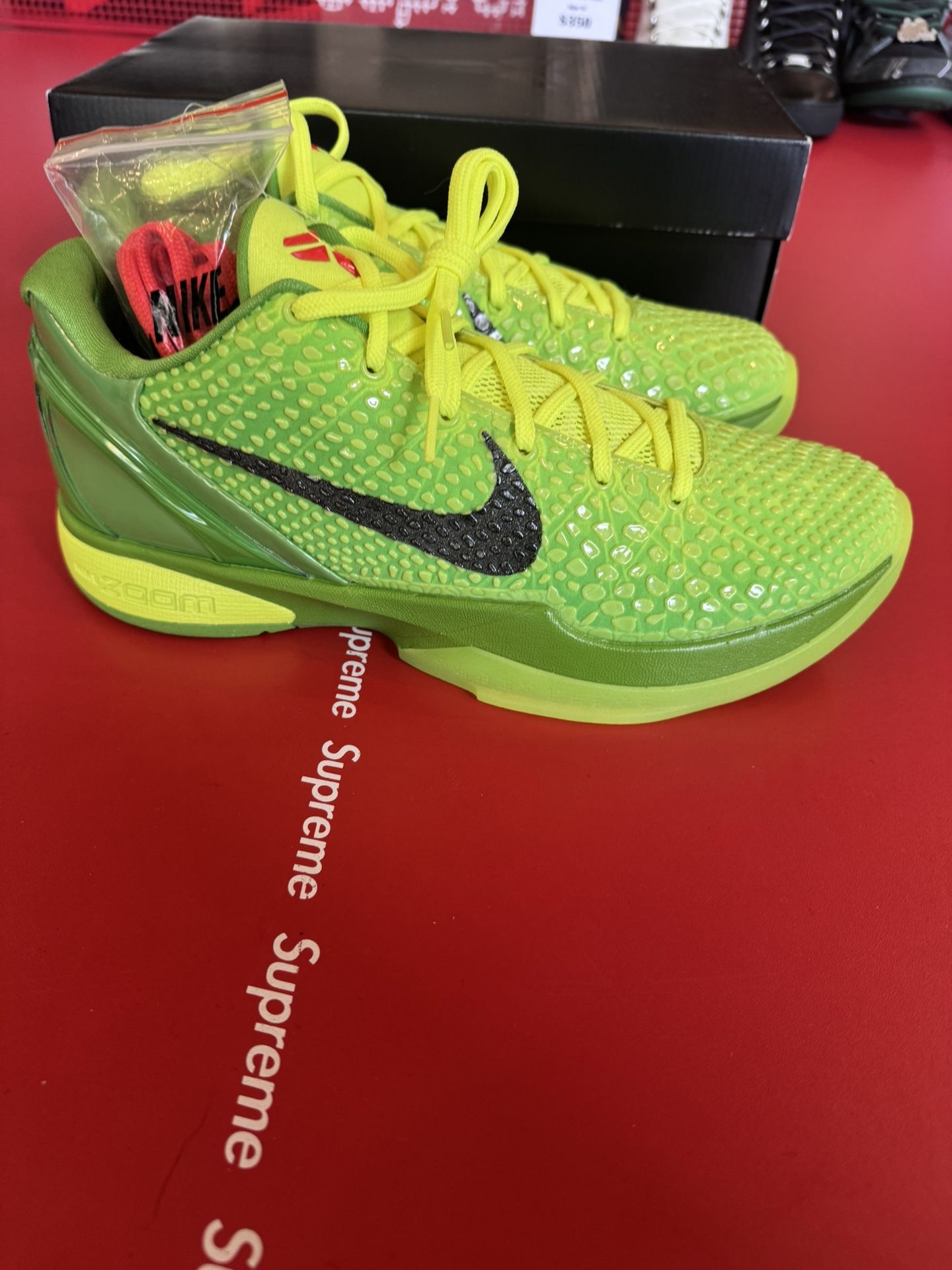 kobe grinches, size 10 Nike Kobe 6  main image 2