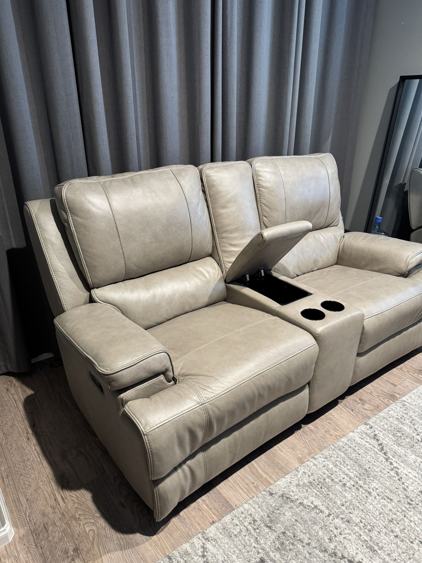 NEW Condition Love seat Recliner Sofa