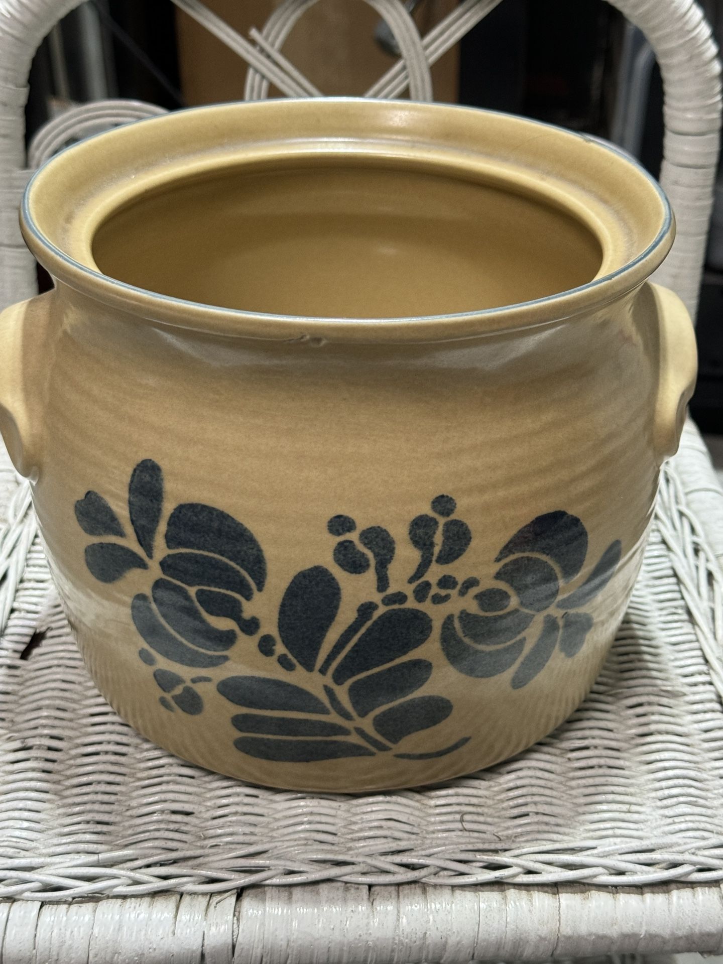 VTG PFALTZGRAFF USA FOLK ART SOUP TUREEN ONLY 3.5 QT CROCK PLANTER. No lid, was used as a planter. 7.5” wide X 6” deep