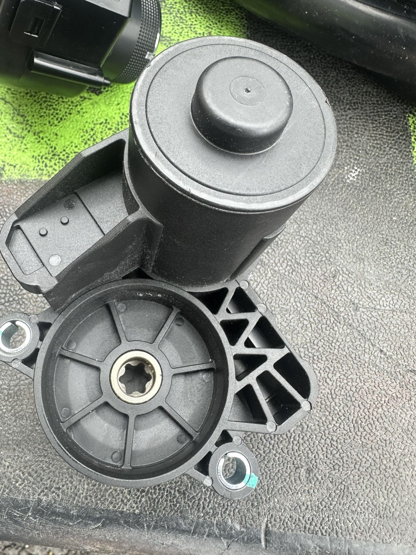 8V0998281A Left & Right Parking Brake Actuator Motor Fit for Volkswagen Jetta/Tiguan/Atlas/Arteon/E-Golf for Audi A3/Tt/S3/Rs3/Q2L/A3 Sportback Replac