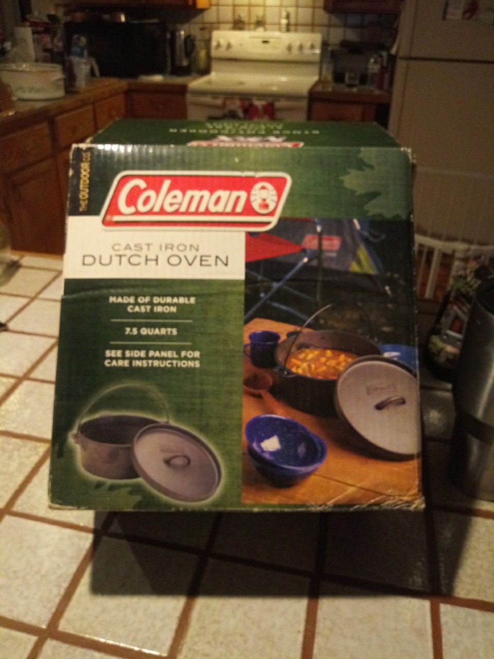Coleman cast iron Dutch oven 7.5 quarts camping cooking brand new
