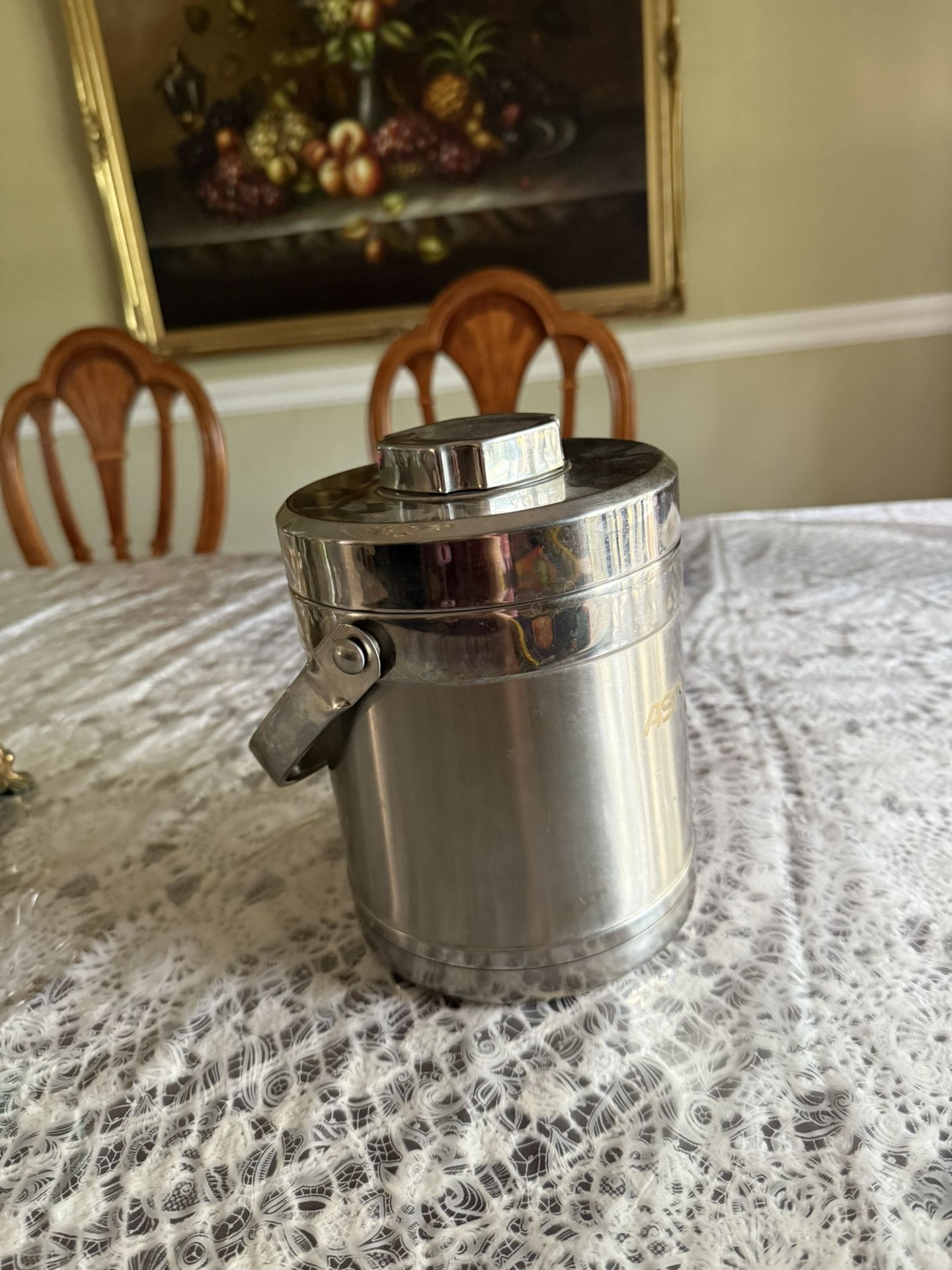 Durable stainless steel food box/lunch box with lid.