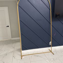 7ft 8 in tall 4ft wide metal party arch