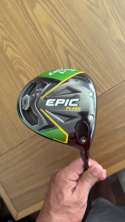 ￼Callaway, 10.5° Epic Flash driver with adjustable fade or draw weight