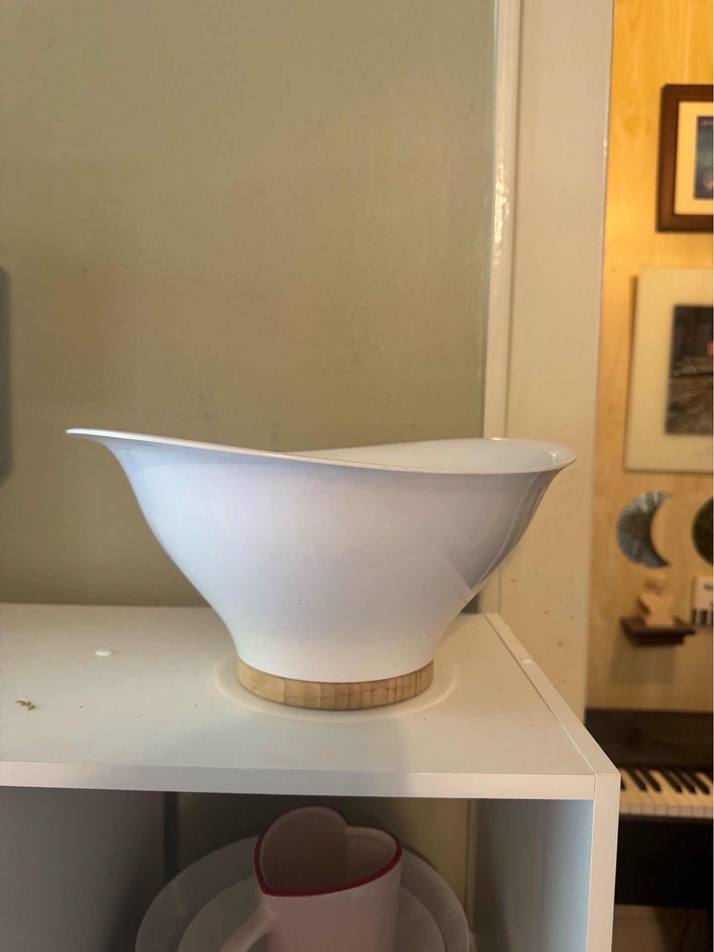 Quirky Ventu white melamine multi-purpose colander and serving bowl with a detachable bamboo base