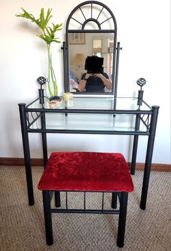 Juego/ Conjunto de tocador de metal con 2 tapas de cristal y asiento de tela tipo banco o taburete.