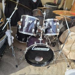 Bateria Drum Set ( LUDWIG ROCKER) Complete with Bass Pedal, Cymbals & Hi-Hats, Hardware Package, 2 pairs of Sticks and 1 Drum Tuning Key $375.00 Firm