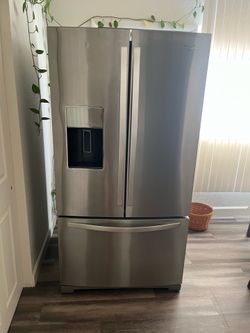 Refrigerator Whirlpool. (see pictures please)