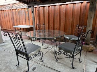 Free outdoor table set