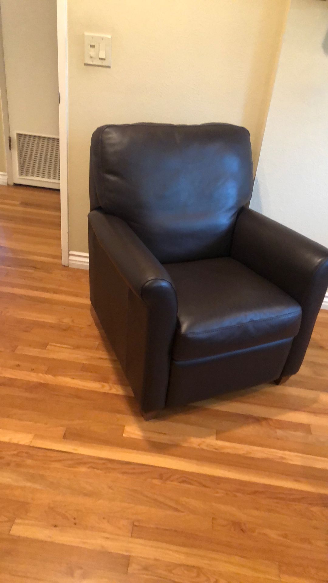leather recliner small 