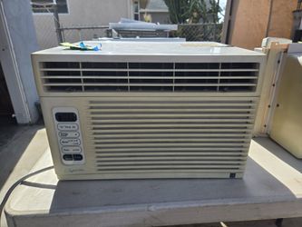 AIR CONDITIONER--COMFORT AIR--5000 BTU--BOX WINDOW