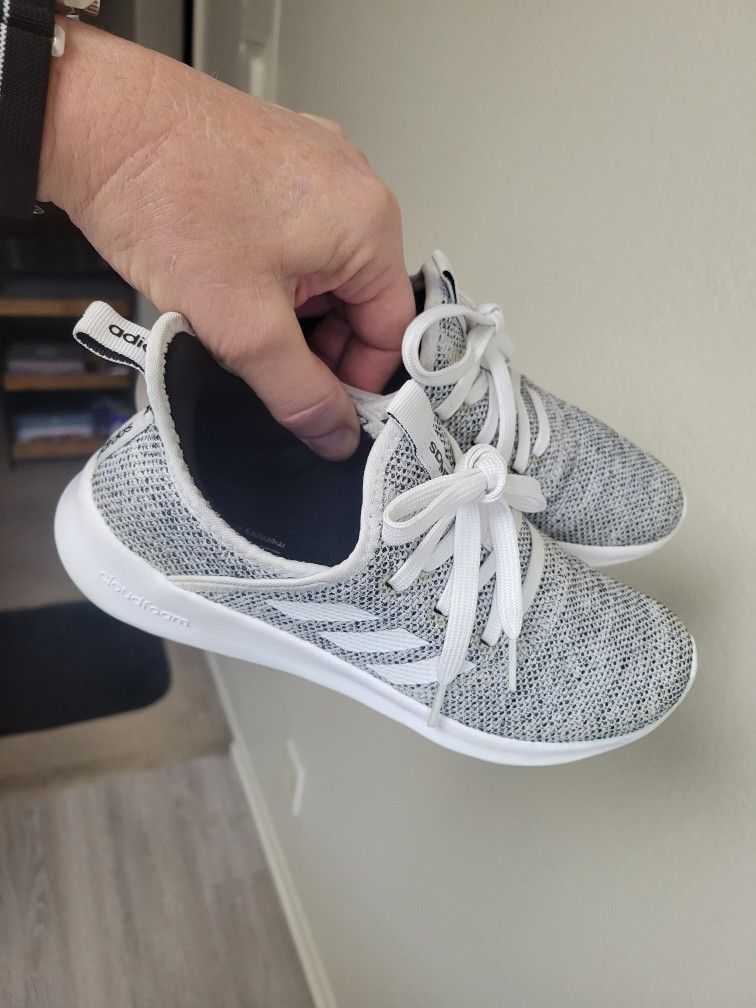 LIKE NEW. Womens Adidas Cloudfoam  Size 6 Slip ons 