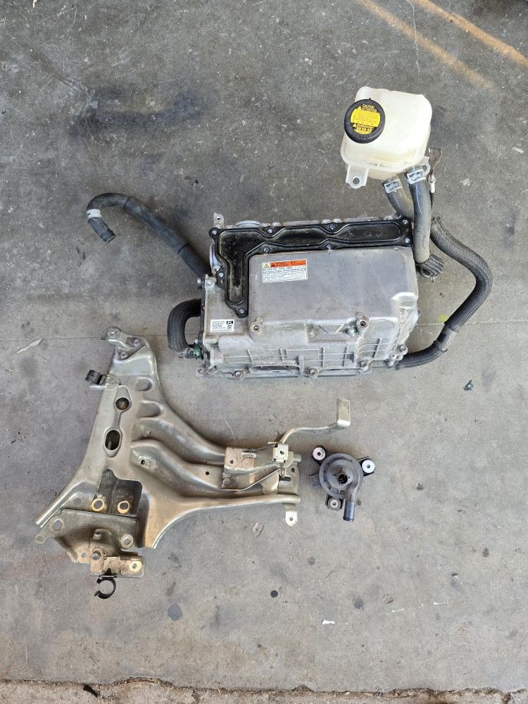 2010 - 2015 Toyota Prius inverter/coolant pump/coolant reservoir/brqckey