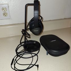 Bose Headphones And Stand 
