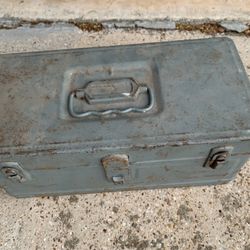 Small vintage metal tacklebox fair condition