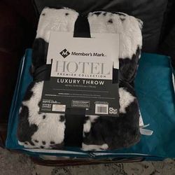 Brand NEW MEMBER'S MARK HOTEL PREMIER COLLECTION LUXURY FAUX FUR THROW BLACK COW PRINT size 60 X 70 PRICE FIRM must pick up