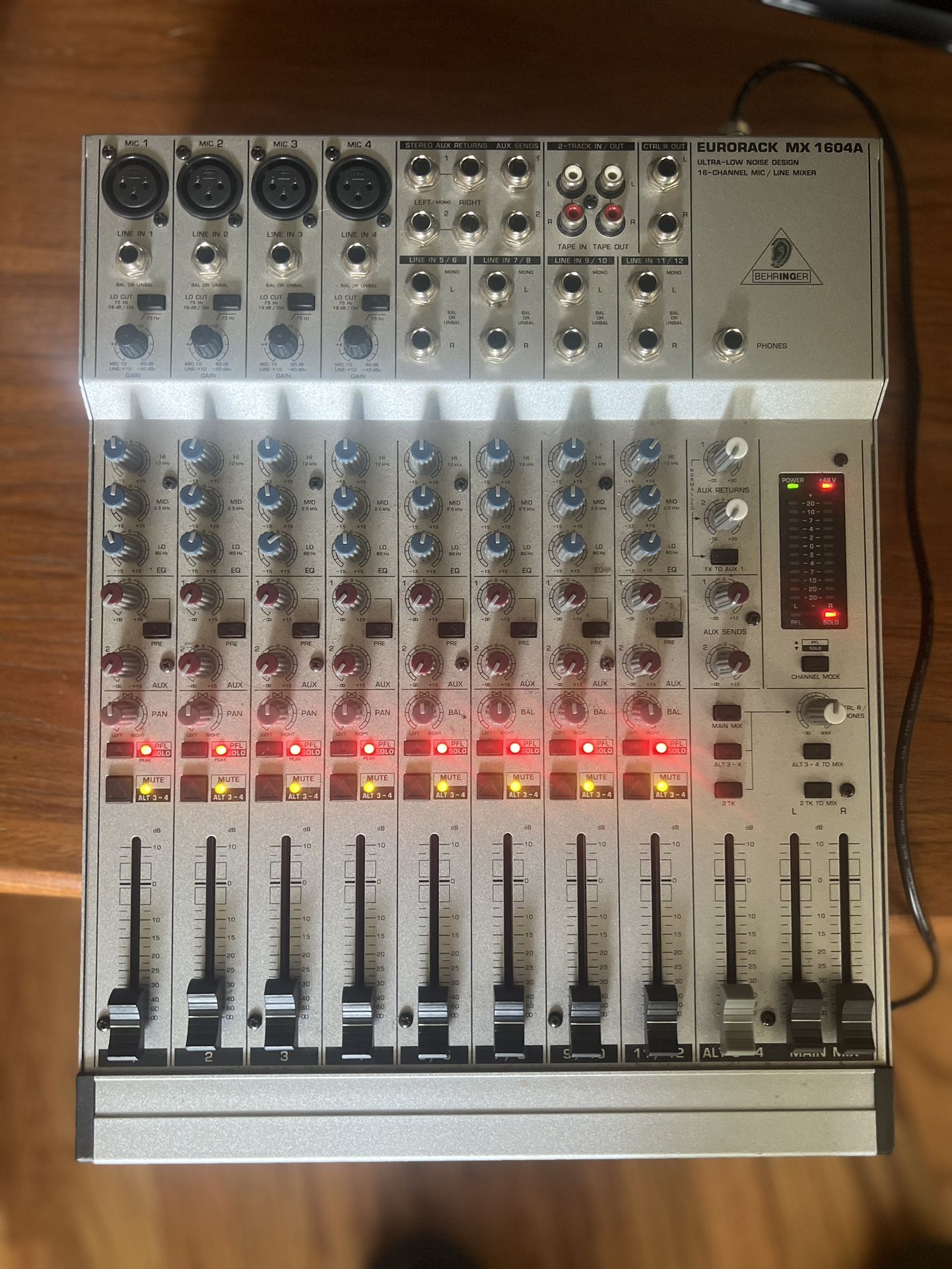 Behringer Eurorack MX 1604A 16 Channel Mixer w/ Flight Case