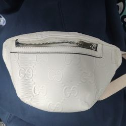 $899 GUCCI - NEVER USED GUCCI BELT/BUM BAG