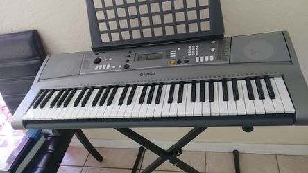 Yamaha keyboard with DVD and book