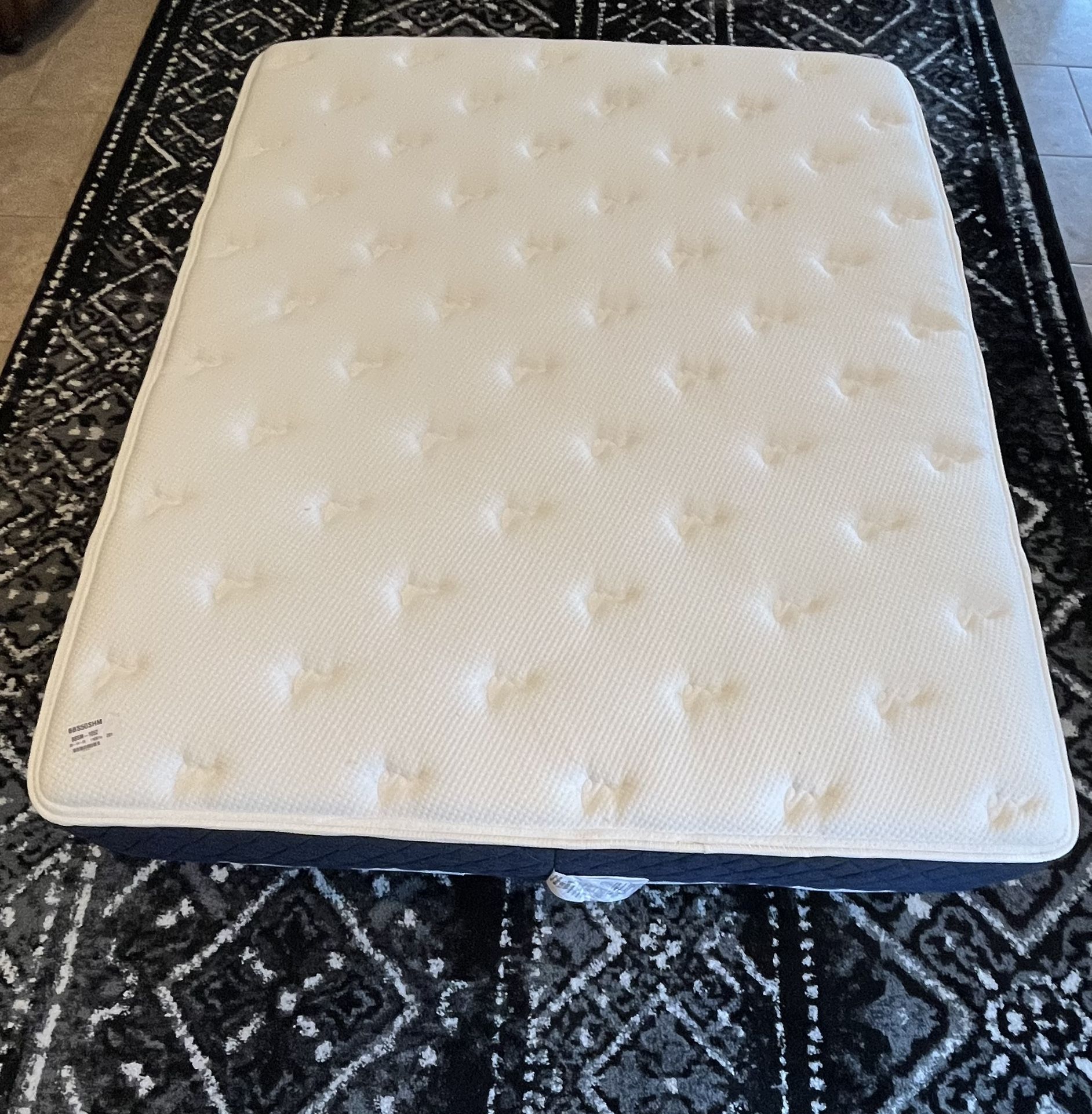 Brooklyn Bedding, Signature Hybrid, Short Queen, Cover: Original Cover, Firmness: Medium, Cloud Pillow Top: Like New