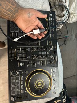 Dj board , comes with headphones and usb-c adapter