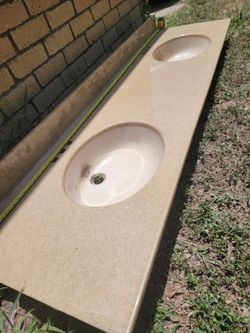 Double vanity sink
