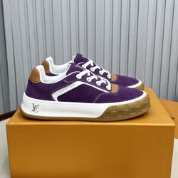 A pair of fashionable and versatile shoes