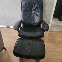 Ekornes Stressless Leather Recliner Chair Black Medium with ottoman

