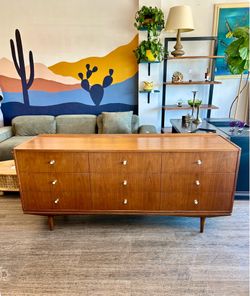 MCM Walnut Dresser / Mid Century 9 Drawer