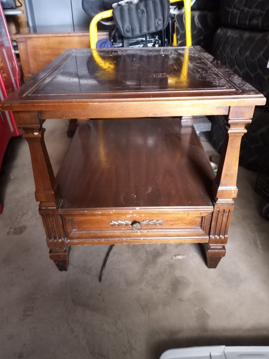 Single drawer end table
