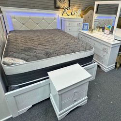 ✨🎁 Queen size bed frame, headboard, mattress and box spring included, all brand new.🚚