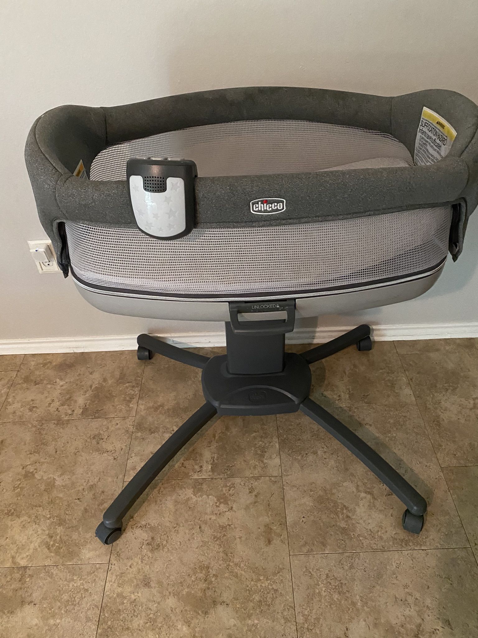 Chicco Bassinet Close to You SE Bedside Bassinet - Charcoal | Grey