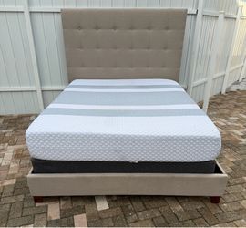 Beautiful Queen size bed, mattress and boxspring included for free. Delivery available for an additional cost.