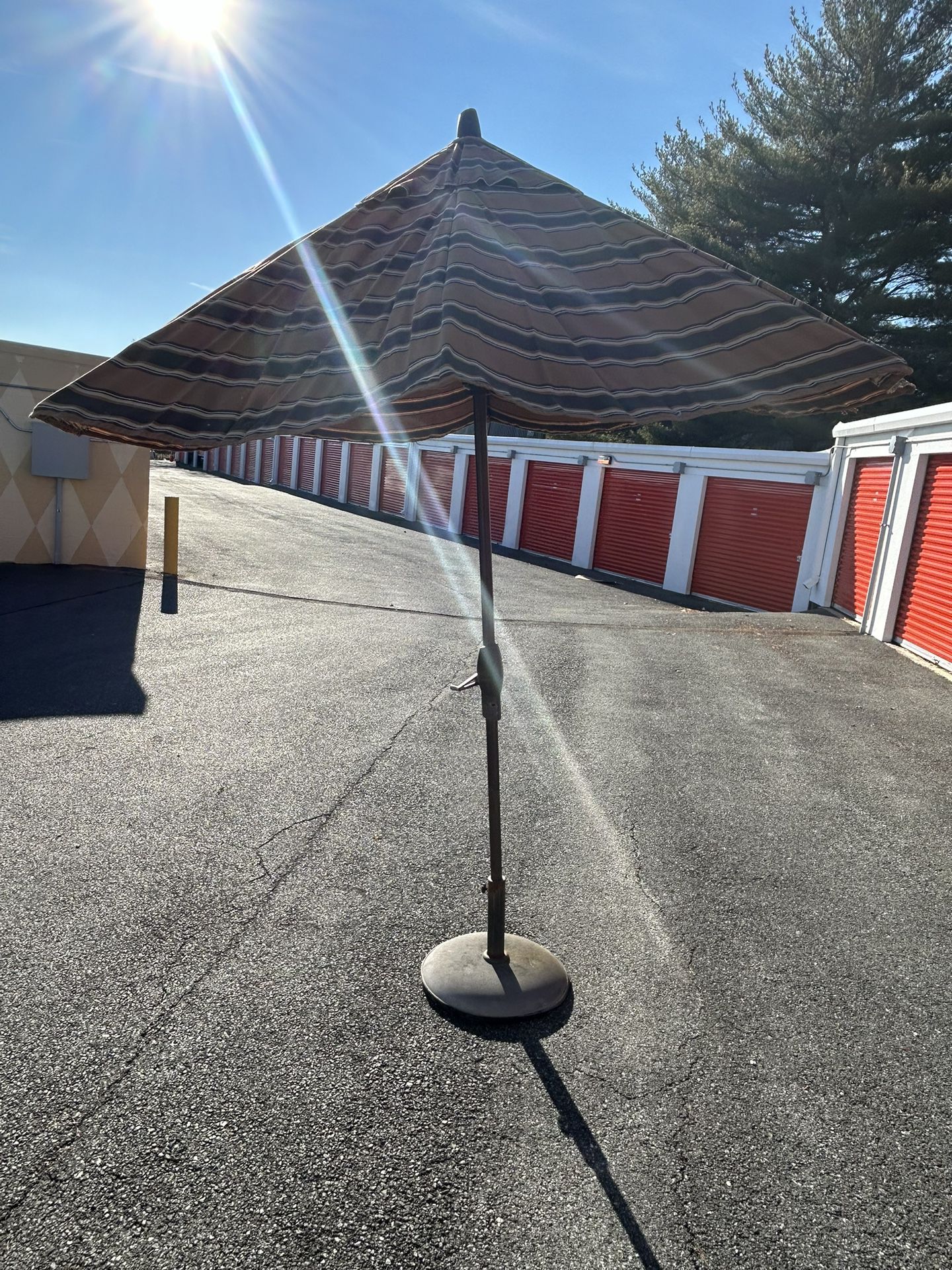 Beautiful 8’ Patio Umbrella with Heavy Stand *