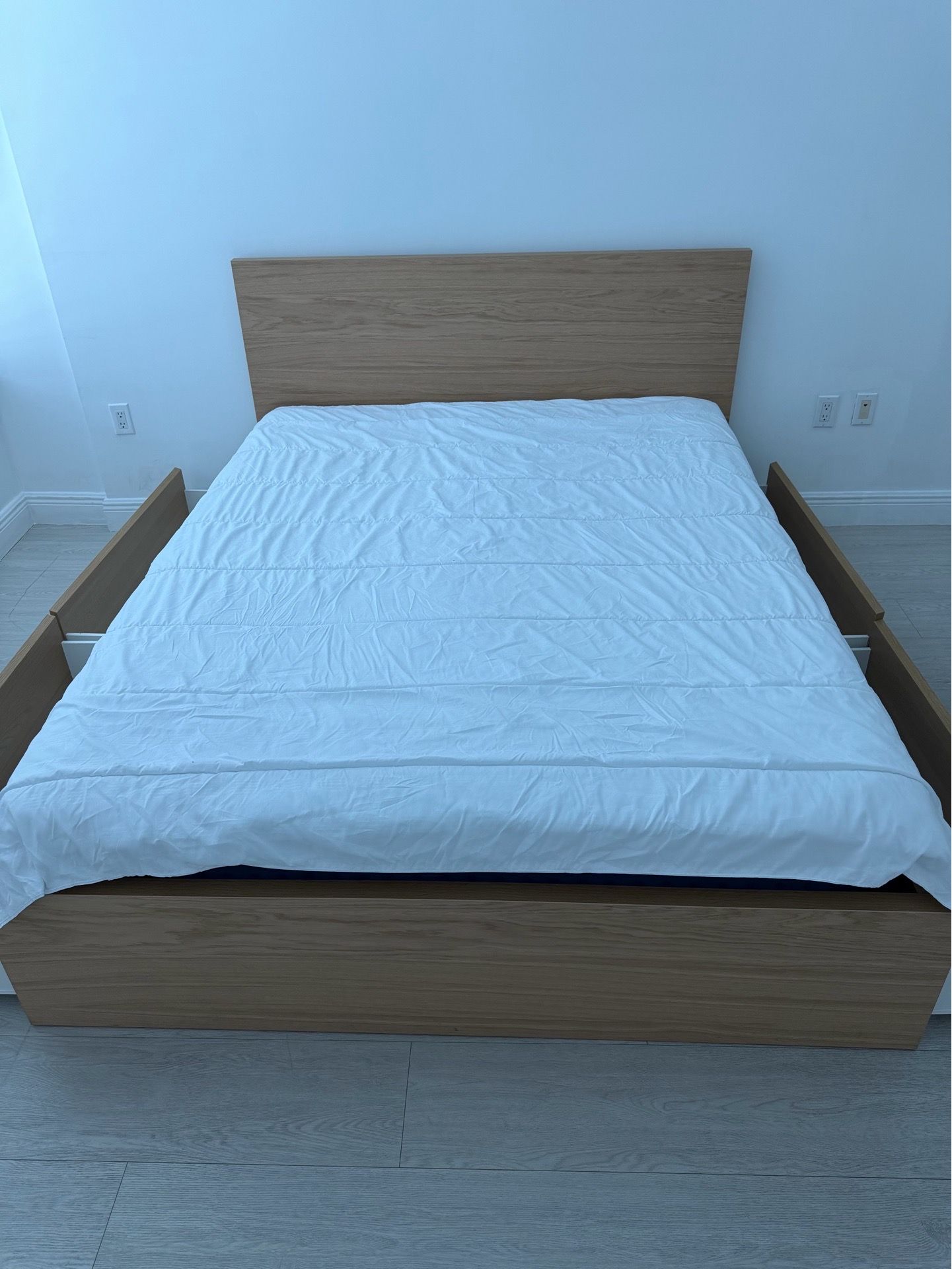 Free! Queen Size Bed With Drawers