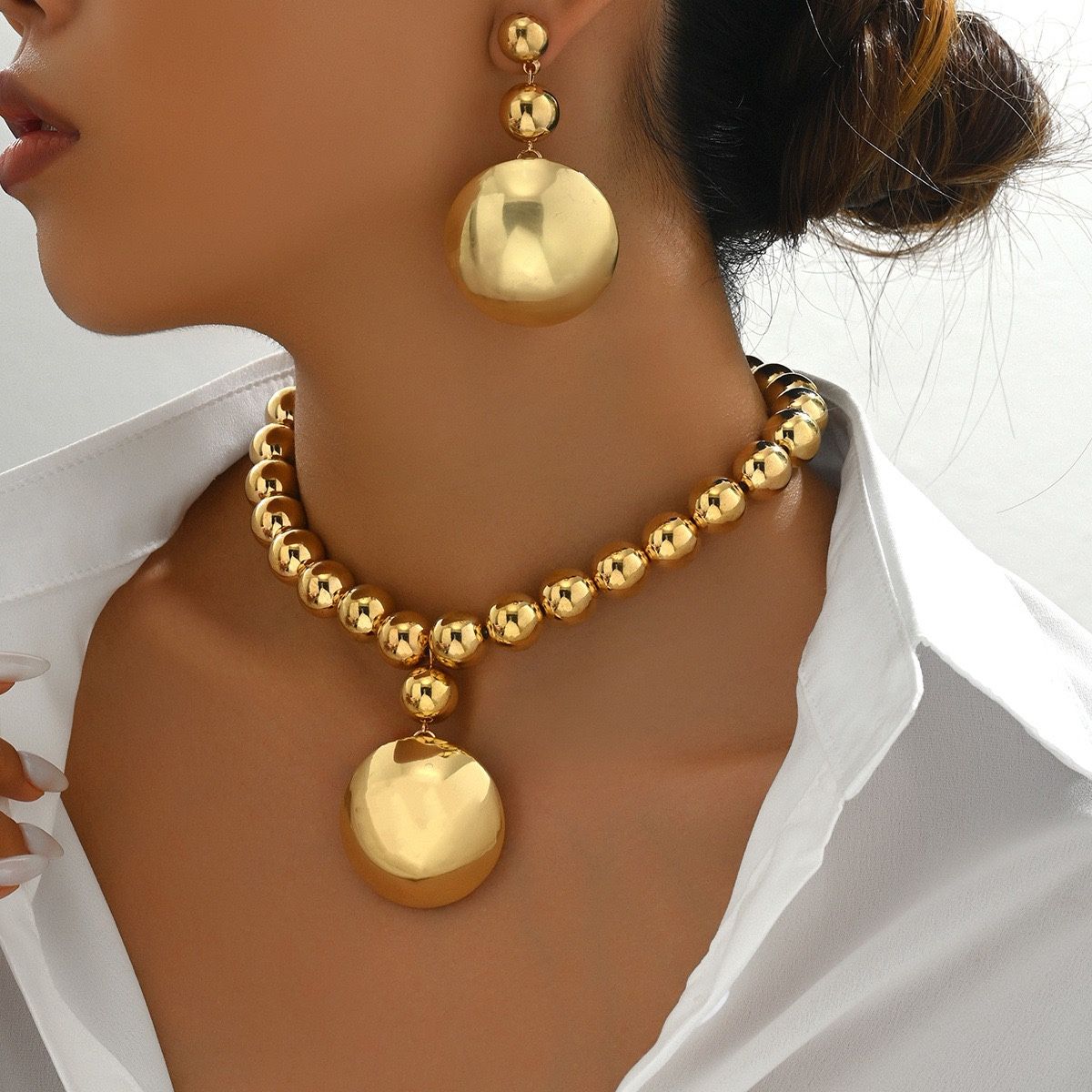 Fashionable lady's jewelry set - unique metal beads necklace, niche high-end style pendant earrings