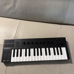 Native Instruments M32 MIDI Keyboard 