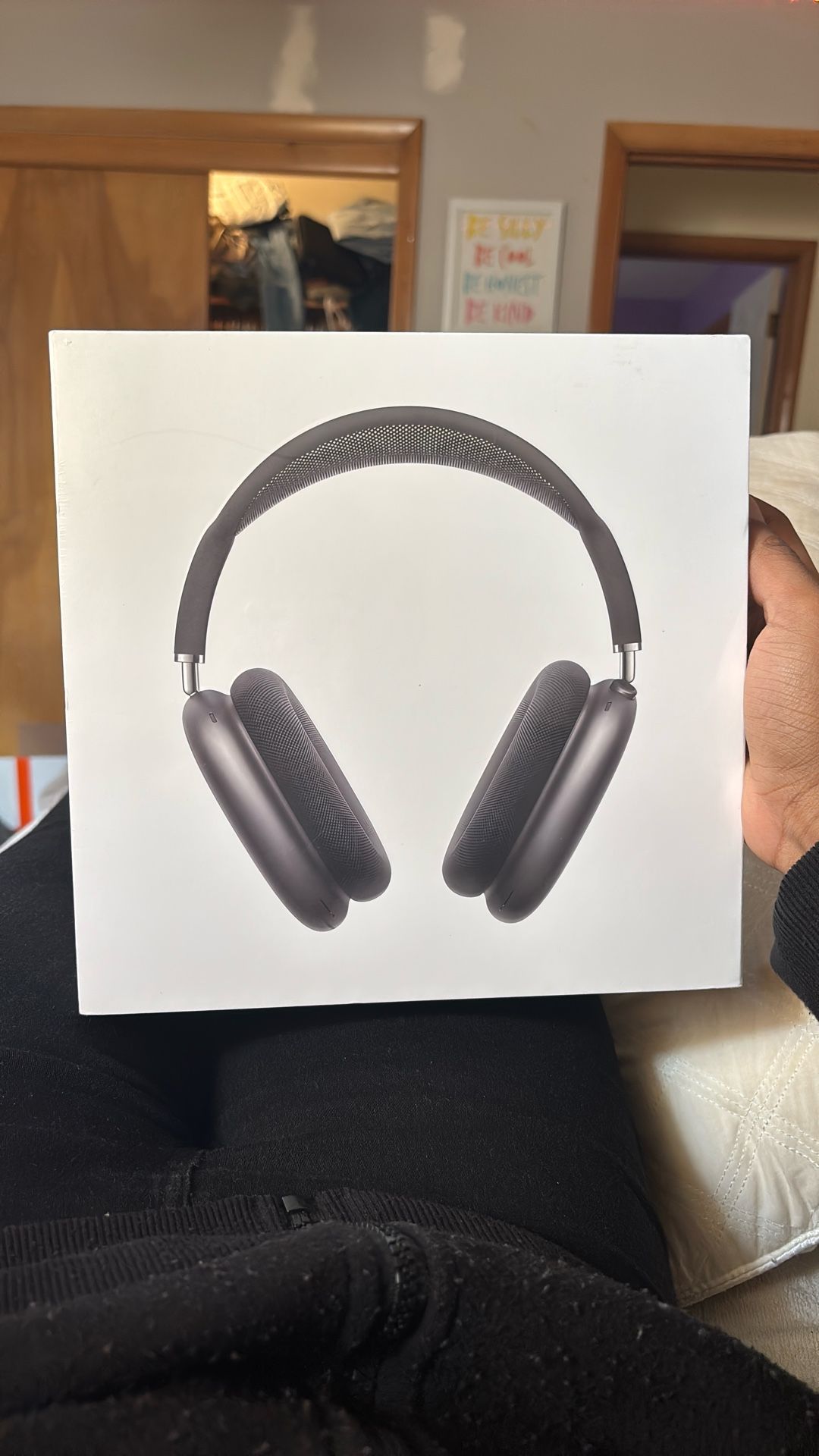 BRAND NEW AIRPOD MAXS