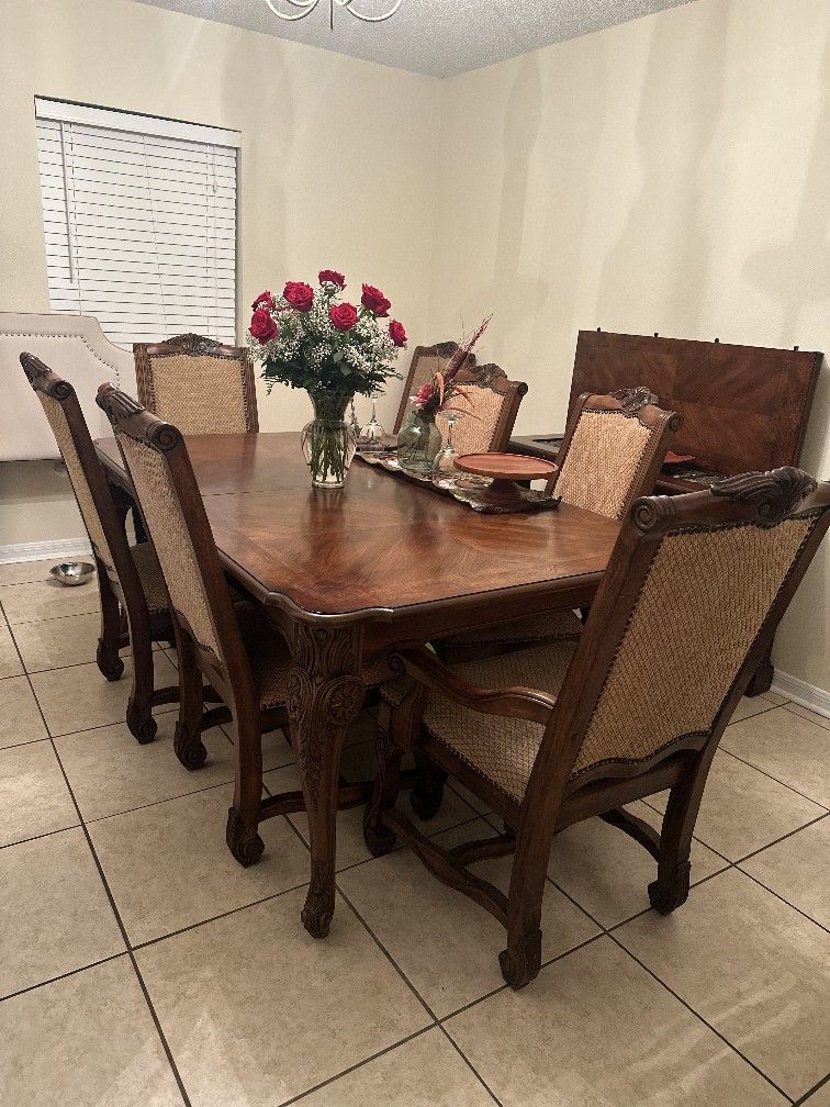Beautiful 8 Chair Hand Carved Legs & Accents 2 Extension Leafs Like New $650
