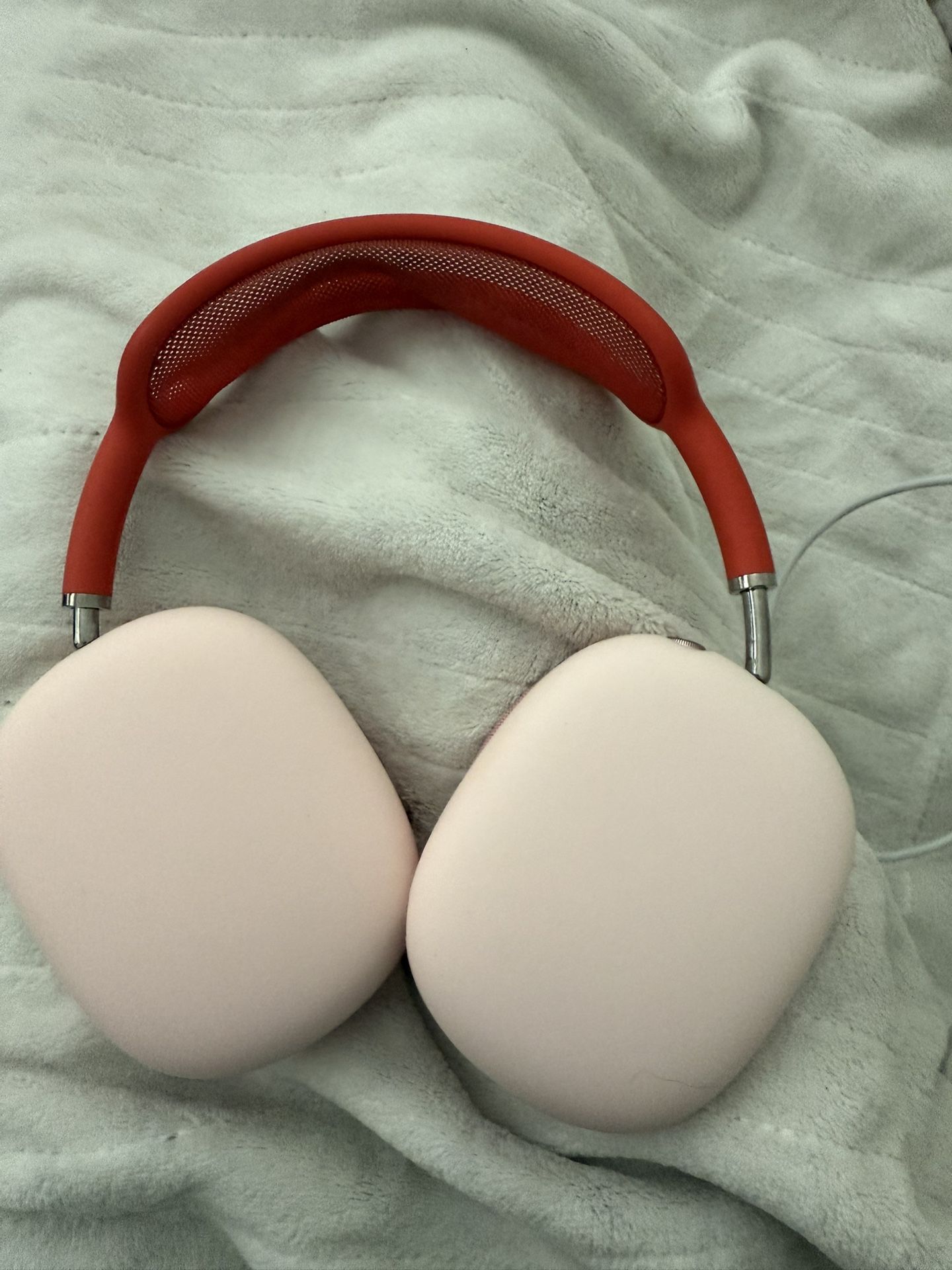 NEED GONE-BRAND NEW AIRPOD MAXES WITH CHARGER