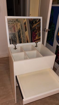white dressing table with mirror 