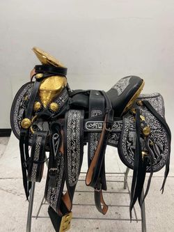 Montura charra bordada con fuste chapeado en Oro