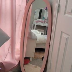 Oval Pink Mirror. 