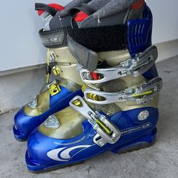 Salomon Ski Boots women size 7 