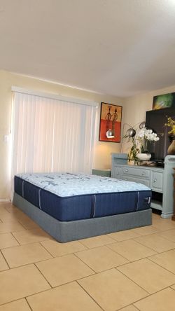 NEW QUEEN SIZE STEARNS AND FOSTER ESTATE COLLECTION MATTRESS AND BOXSPRING FOR SALE! IN EXCELLENT CONDITION, FREE DELIVERY