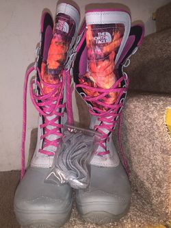 Women’s size 8 northface snow boots