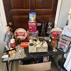 LARGE VINTAGE ITEMS LOT STAR WARS COIN BANK SLOT MACHINE PEEWEE HERMAN AND MORE