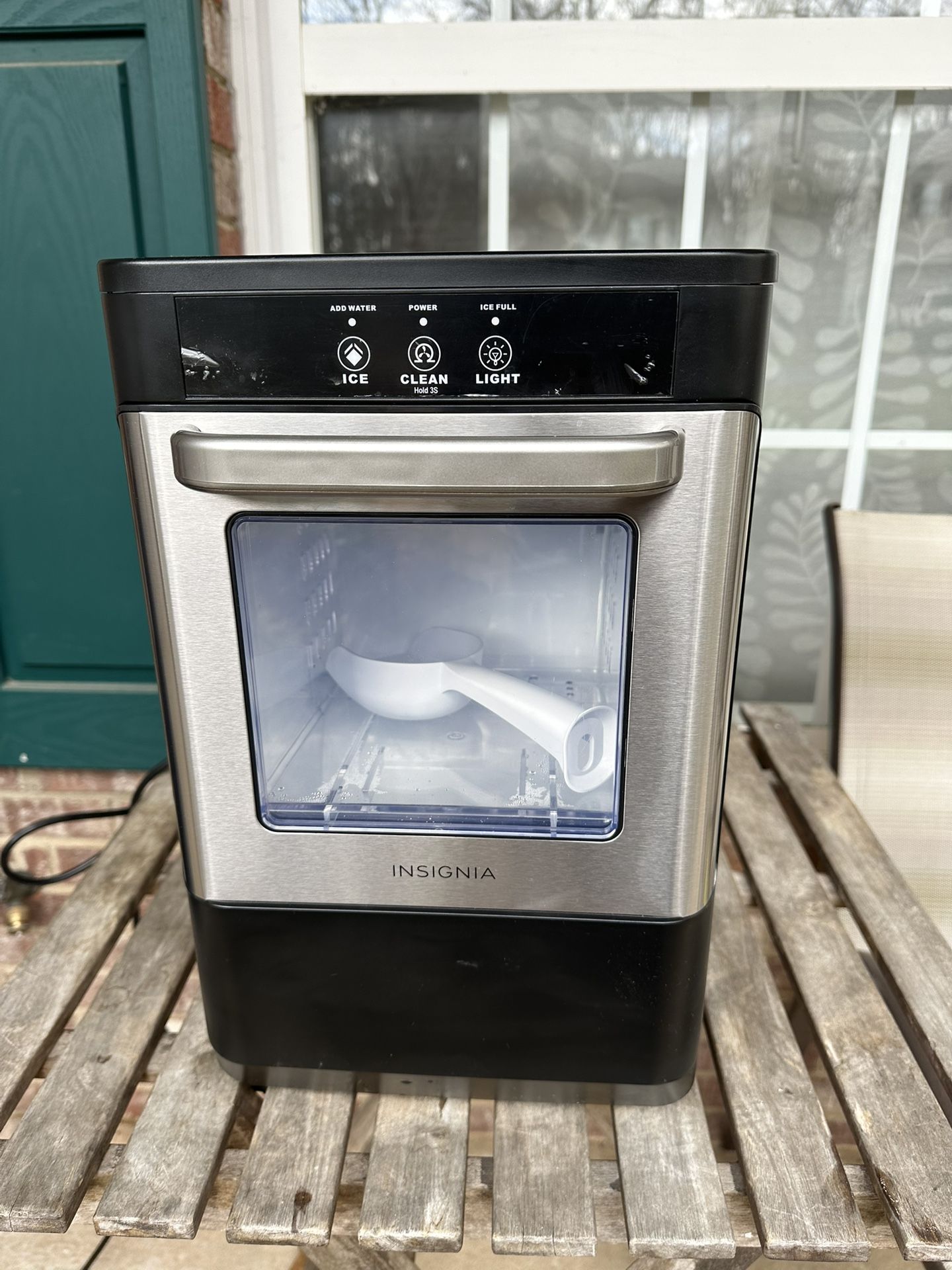 Insignia chewable nuggets Sonic ice maker machine 44 lbs daily