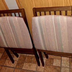 A SET OF 2 WOOD & METAL FOLDING CHAIRS