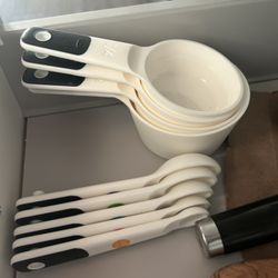 Measuring Cups & Measuring Spoons